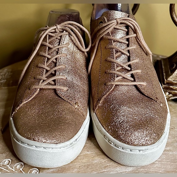 EUC Tom’s “Lenox” Metallic Leather Lace-up Sneaker in Rose Gold. Size 8.5 - Picture 2 of 11
